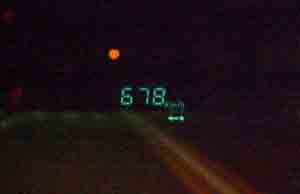 時速678Kmを指すメーター